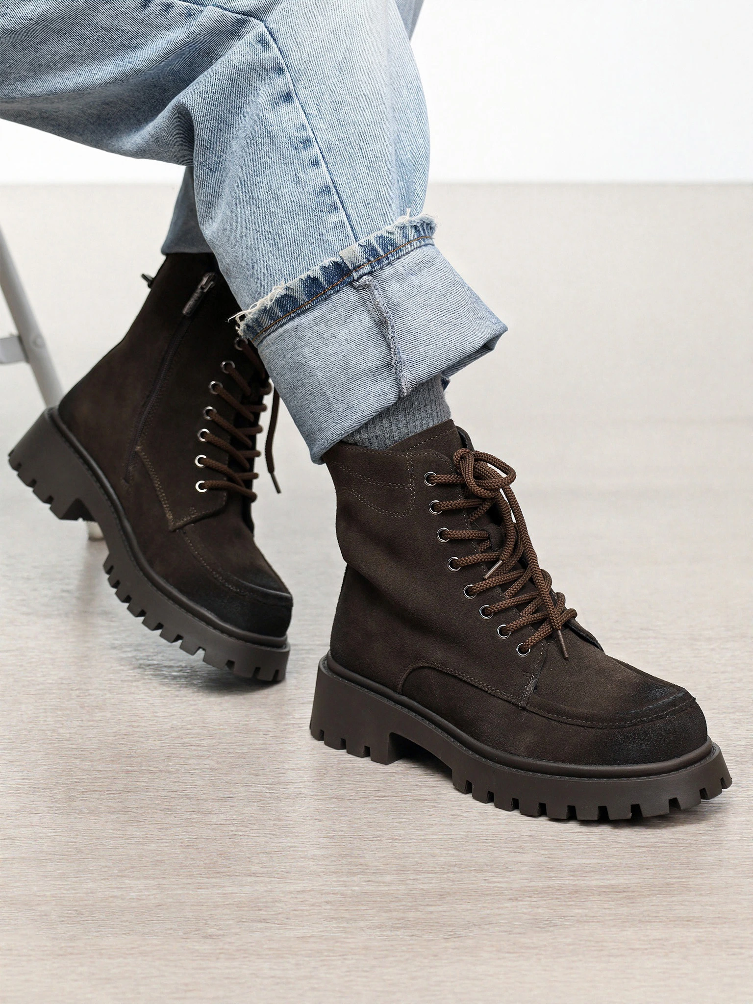 Ботинки коричневого цвета из натуральной замши на рельефной подошве